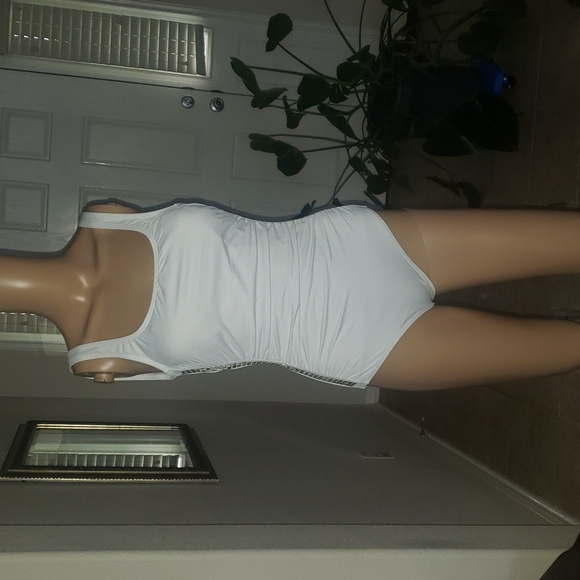 Michael Kors 8 white Stud-Side Shirred Maillot - Picture 4 of 13